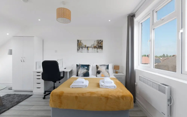 Harrow Haven Retreat - Modern City Apartment