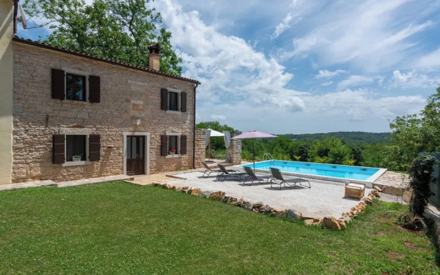 Holiday House with Pool Villa Ladybug