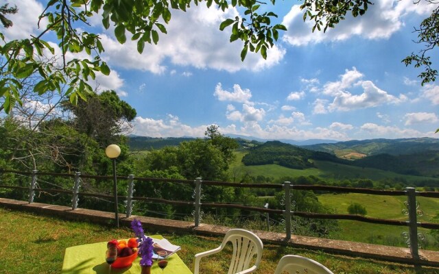 Rustic Apartment in Caprese Michelangelo near Lake