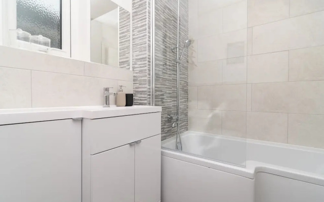 Little Boat: A Modern Beachside Flat