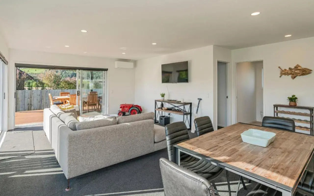 Sundaze Escape - Cooks Beach Holiday Home