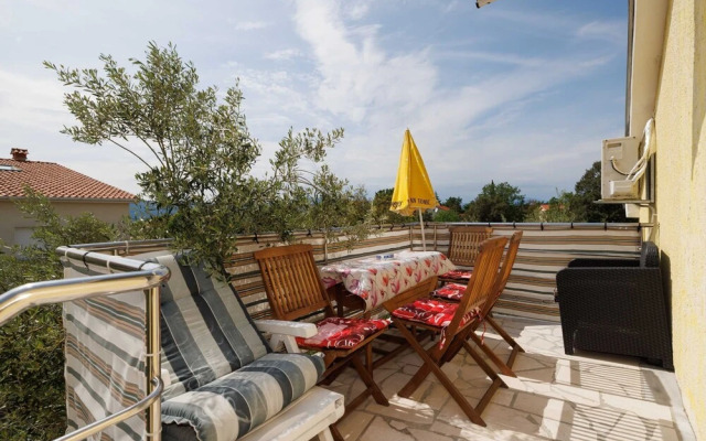 Classic and Trendy Apartment With Terrace