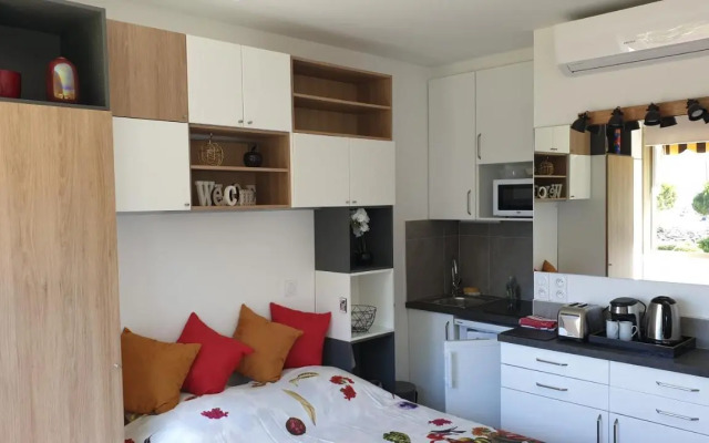 Garden and beach sea view apartment Cannes