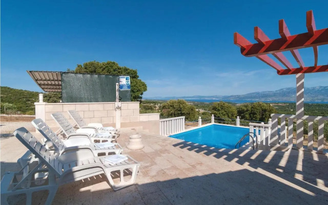 Three-Bedroom Holiday home with Sea View in Praznica