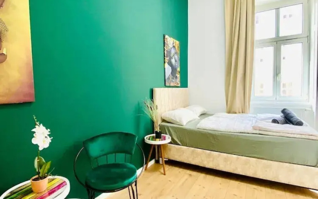 Spacious 8BR Apt with Terrace 16P