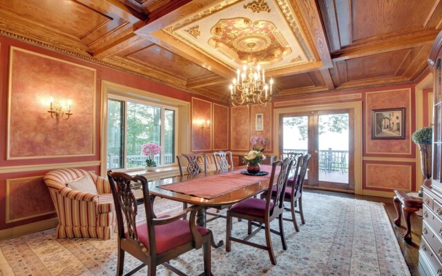 Hot Tub & Mtn Views: Expansive Hazleton Retreat