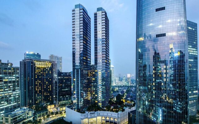 The Ritz-Carlton Jakarta, Mega Kuningan