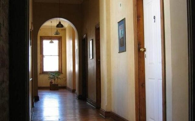 Carnival Court Backpackers - Hostel