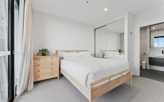 Perfect Location 1-bed With Balcony, BBQ & Parking