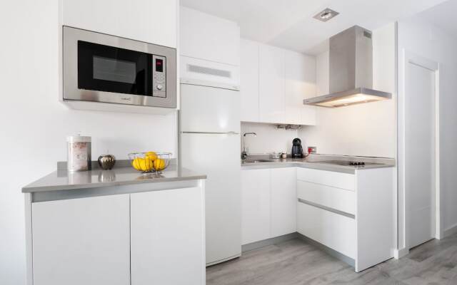 Stylish 2 Bd Apartm Perfectly Located & Free Parking. Amira