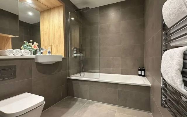 Huge 3bath 2bedroom Family Home