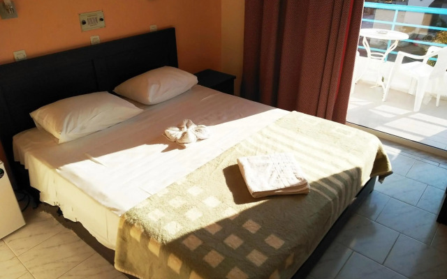 Leonidas Hotel and Studios