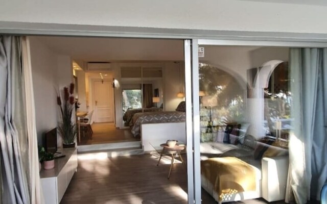 Modern Studio Apartment, Sea and Garden Views