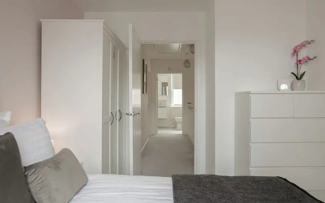 Stunning 2 BD with Patio & Free Parking