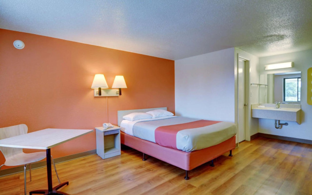 Motel 6 Chicopee, MA - Springfield