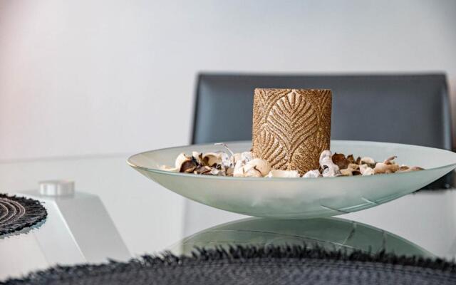 PR20 - Beach front flat Puerto Banus