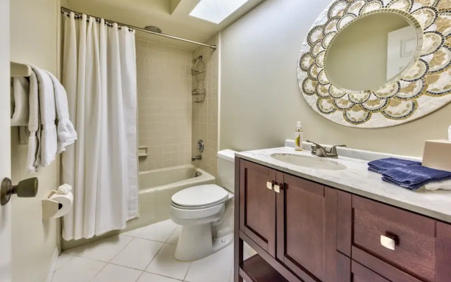 Rovigo Vacation Rental: Spacious Retreat with Panoramic Lake Views in Kings Lake. 4-BR, 4-Bathroom Home with Private Pool, just 3.4 Miles from the Vibrant Fifth Avenue South and Naples Attractions