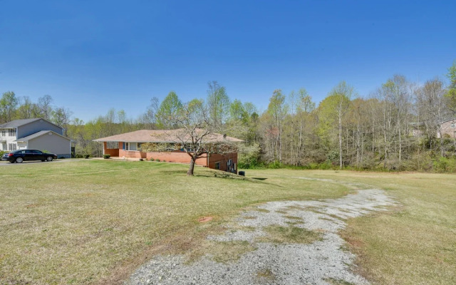 Seneca Abode w/ Furnished Deck < 10 Mi to Clemson!
