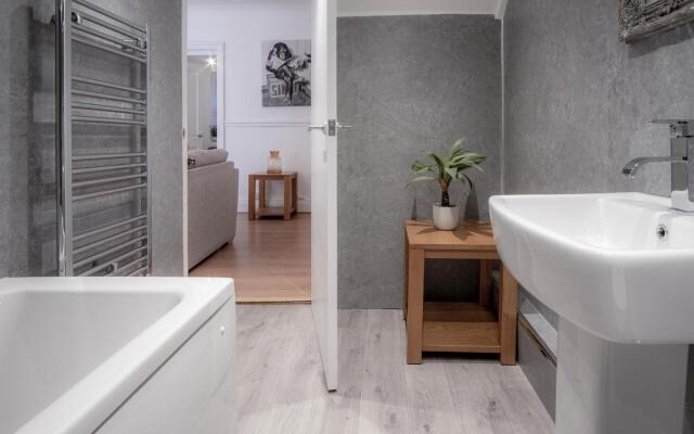 Ivy Cellar - 2 Bedroom Apartment - Tenby