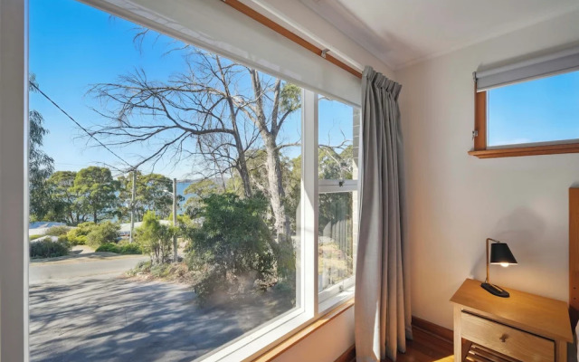 Coningham Beach House - 3 Bedrooms