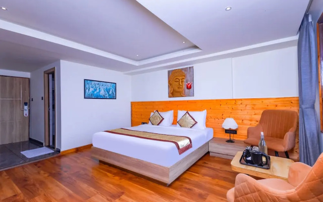 Sumitel Sanderling 500 meters from Mall Road