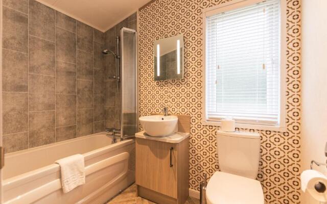 Hemingway Lodge with Hot Tub