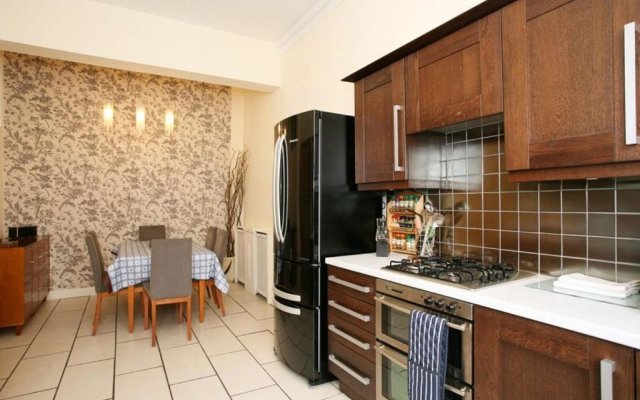 297 - Charming, spacious 2 bedroom apartment in the center of Edinburgh's Old Town