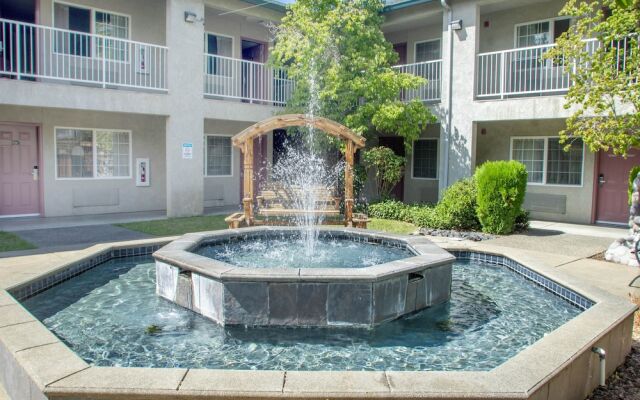 Creekside Inn & Suites