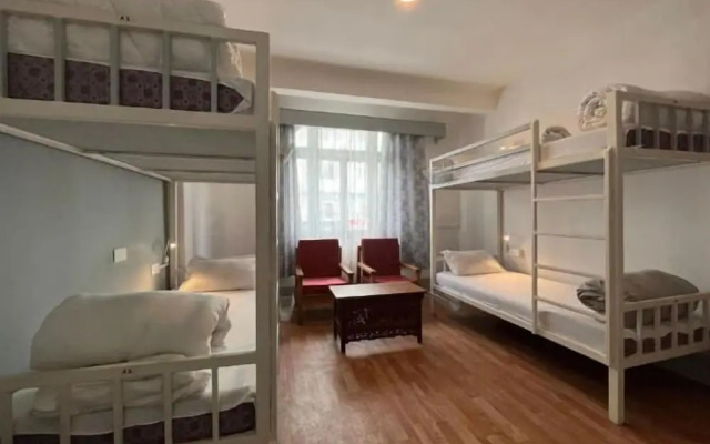 Mellow Fellow Rooms And Hostel