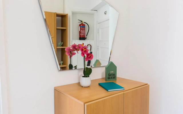 Metro Lapa House with sunny balcony and A/C