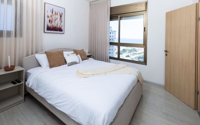 SeaFront Luxurious 3 BR Apartment