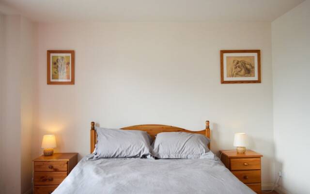 Modern 1 Bedroom Apartment With Balcony
