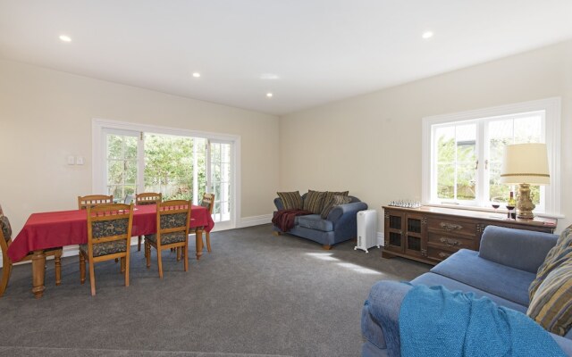 Large Spacious family home, close Devonport & Beaches