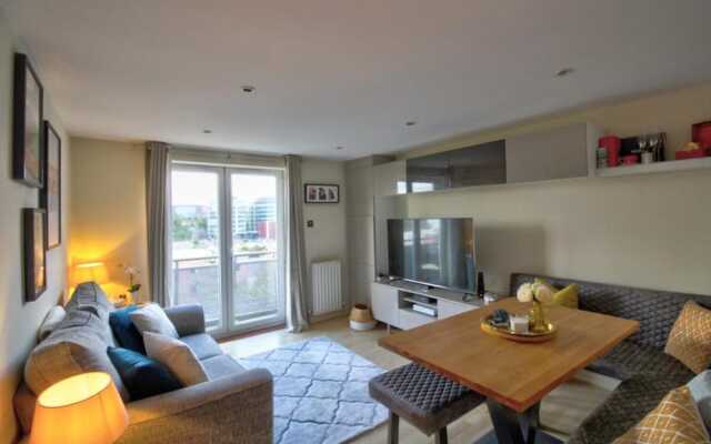 Luxury Modern Apartment With Stunning Balcony View