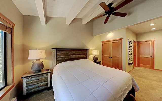 Spacious Snowbird Condo Unit Slopeside In Quiet Canyon Neighborhood