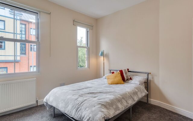 Tranquil Apartment in Coventry Near Skydome Arena