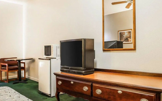 Econo Lodge Inn & Suites Granite City