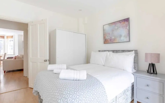 Beautifully Presented 2BD Flat W/patio- Kensington