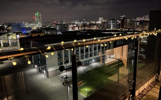 King Deluxe City Apt, Balcony View & Free Parking!