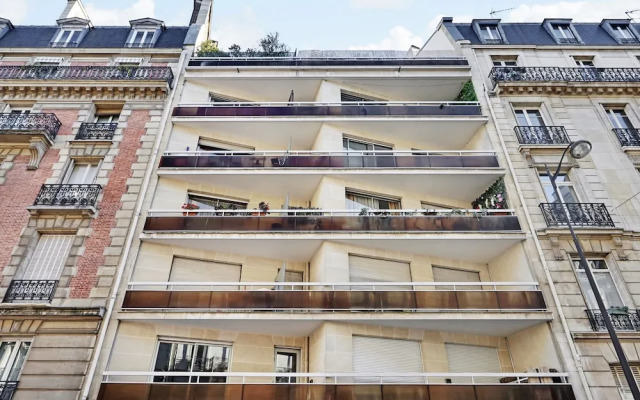 Modern Brunel Classic 1 Bed Apt With Balcony in Paris