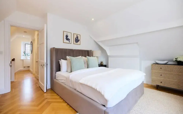 The Charm of Chelsea - Modern 4bdr With Shared Courtyard