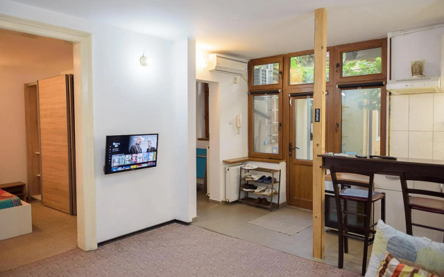 Center Walking Apartment and Room
