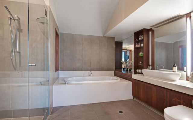Yacht Club Villa 33-Serenity-Ocean Views with Golf Buggy