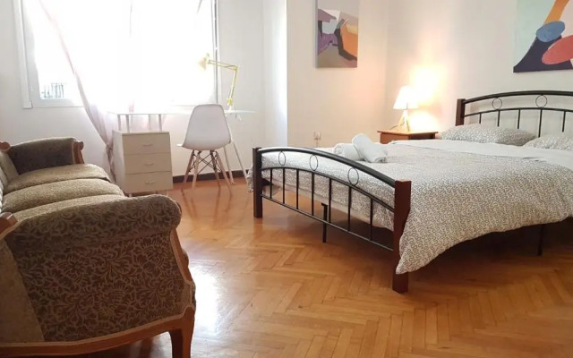 Teal Apartment - Athens Center, 4 BD, 2 BATH