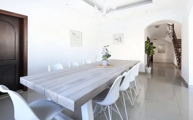 Spectacular Al Wasl Villa - With Private Pool