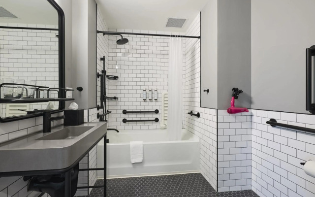 Moxy Charleston Downtown