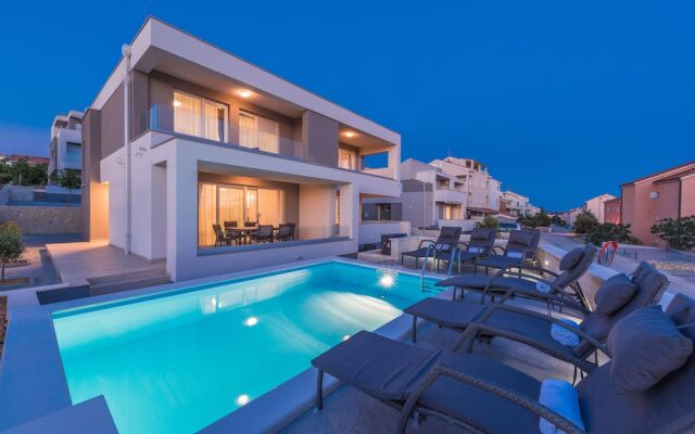 Apartments with Pool Villa Zora