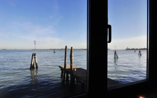 Lagoon Gem with Lagoon view and private garden