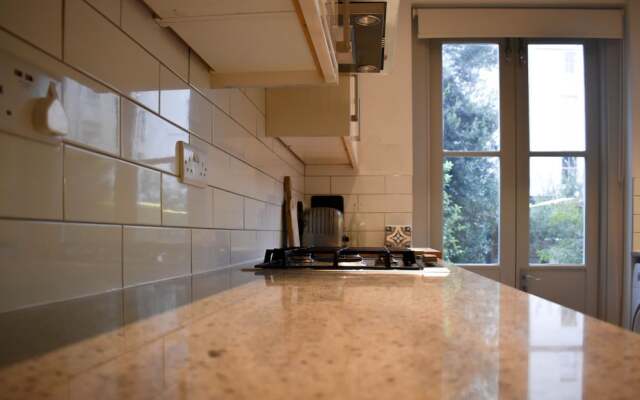 2BD Seafront Flat w Tasteful Decor & Large Garden