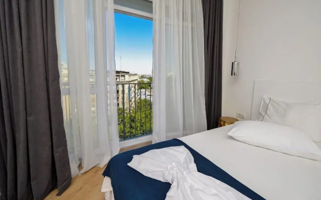 Blue Moon - One Bedroom - Romana Square